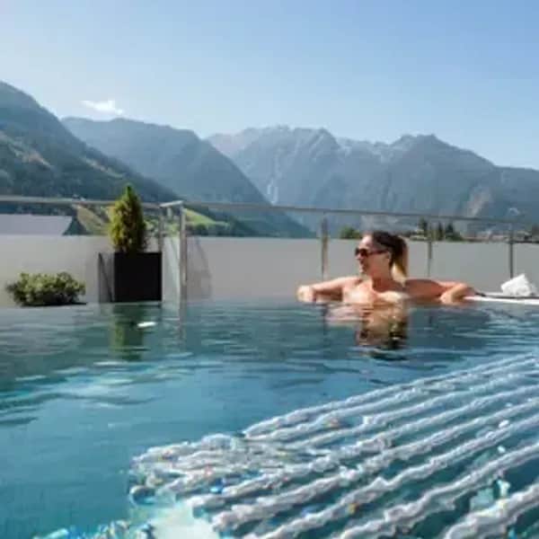 Sky-Pool und Wellness in Ferienapartments Neukirchen