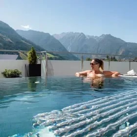 Sky-Pool und Wellness in Ferienapartments Neukirchen